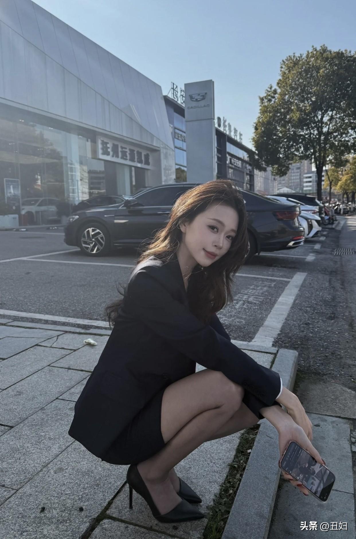 黑短裙裙摆留后开叉，走路带风，专业又干练。鞋跟控制在5厘米，不累脚还显气质，配饰