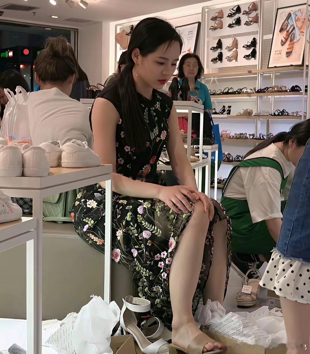 实在不行两双都买了不就行了纠结一个小时了，感觉营业员都烦了 ​​​