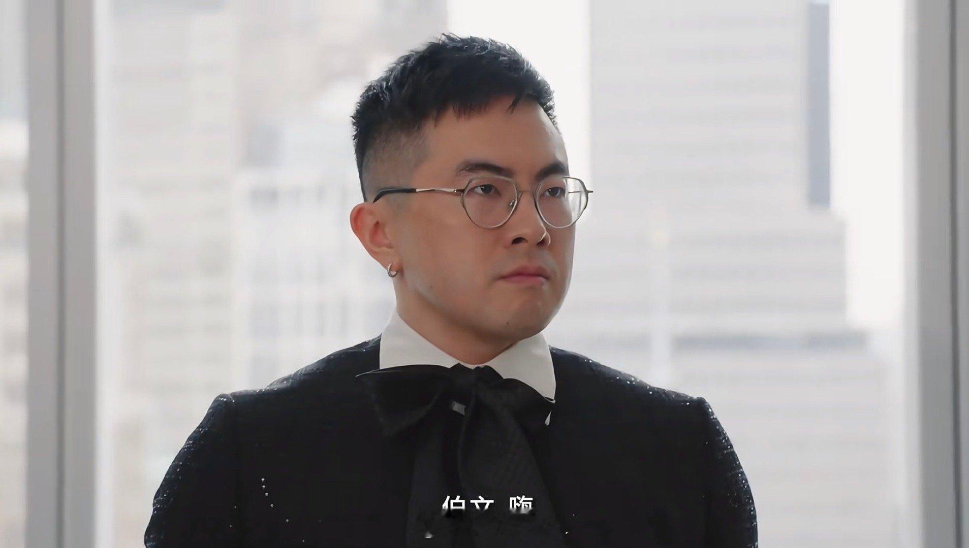 在纽约VOGUE的杨伯文，和在内蒙古乡下祭祖的杨伯文。[哈哈] ​​​