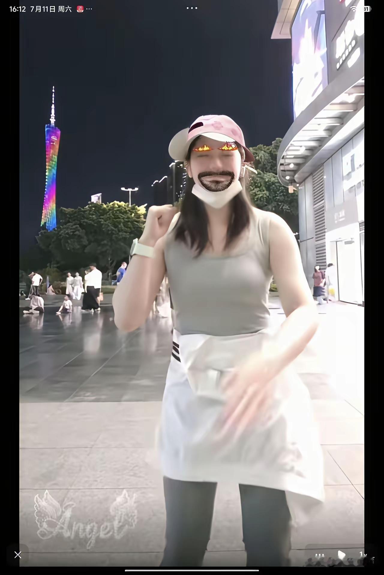 刷到全红婵在广州塔下跳舞的视频，直接点了循环播放。
 
小姑娘跟着前面的姐姐学动