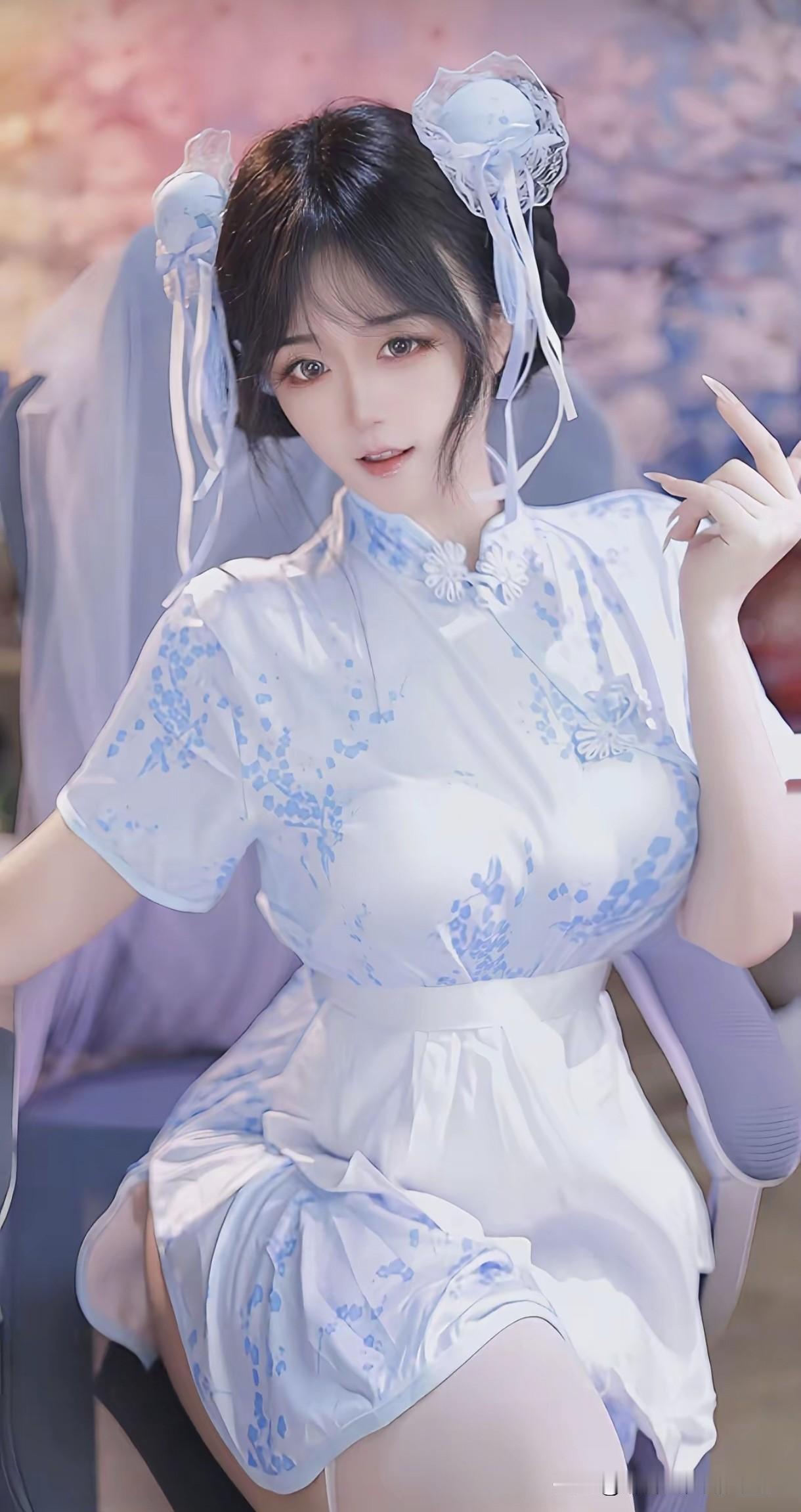 身着蓝白旗袍，发间系着丝带，少女眼神灵动俏皮，指尖轻抬，仿佛要勾走你的小心心。