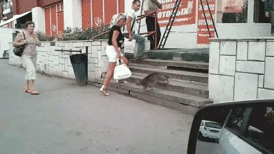 狭路相逢勇者胜，猫咪竟然敢于主动袭击狗子，颠覆了人们常识性认知。