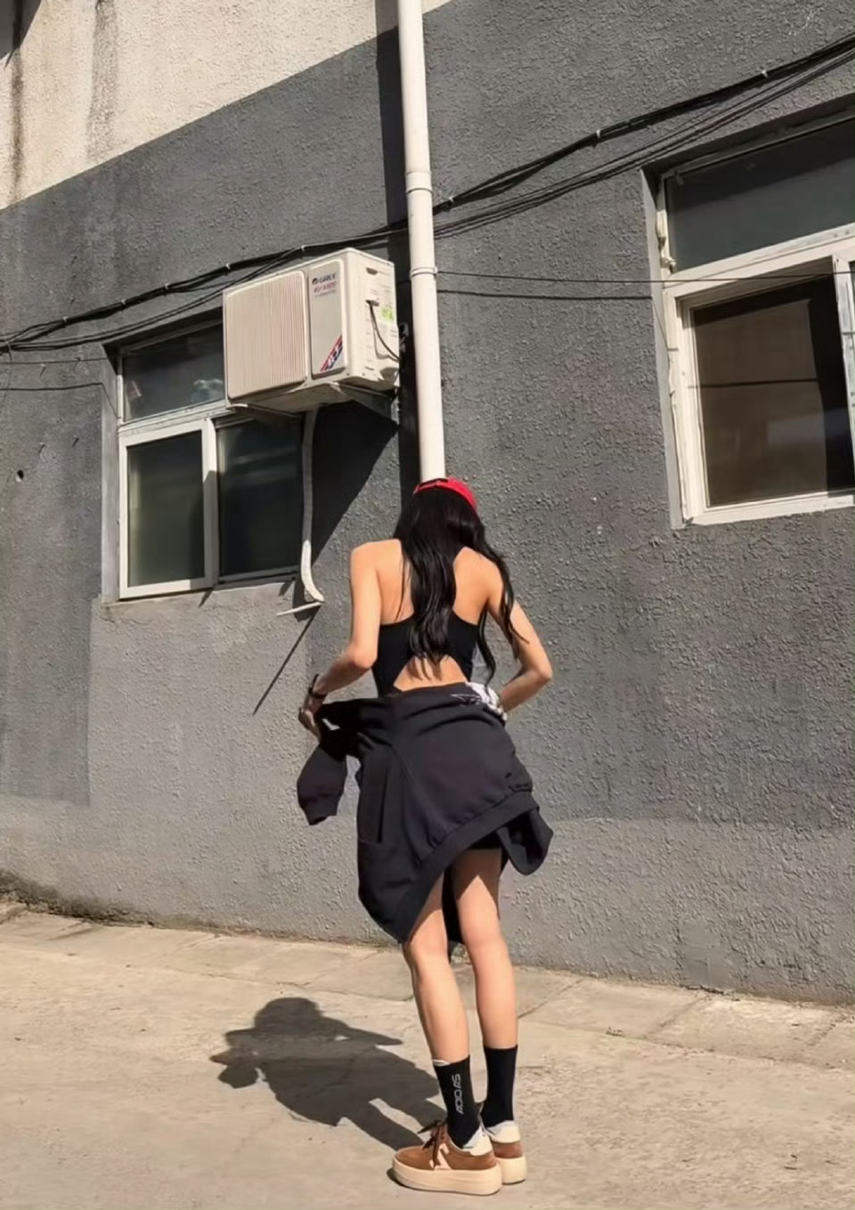 这身材线条真是绝了！无论是运动风还是休闲风，她都能轻松驾驭，展现出独特的时尚感和