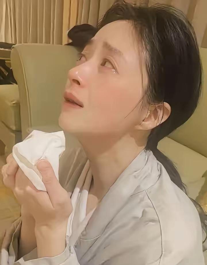 蒋欣瘦下来为啥没之前好看？
原因其实很简单，
蒋欣自己在视频里说了大实话，她说：