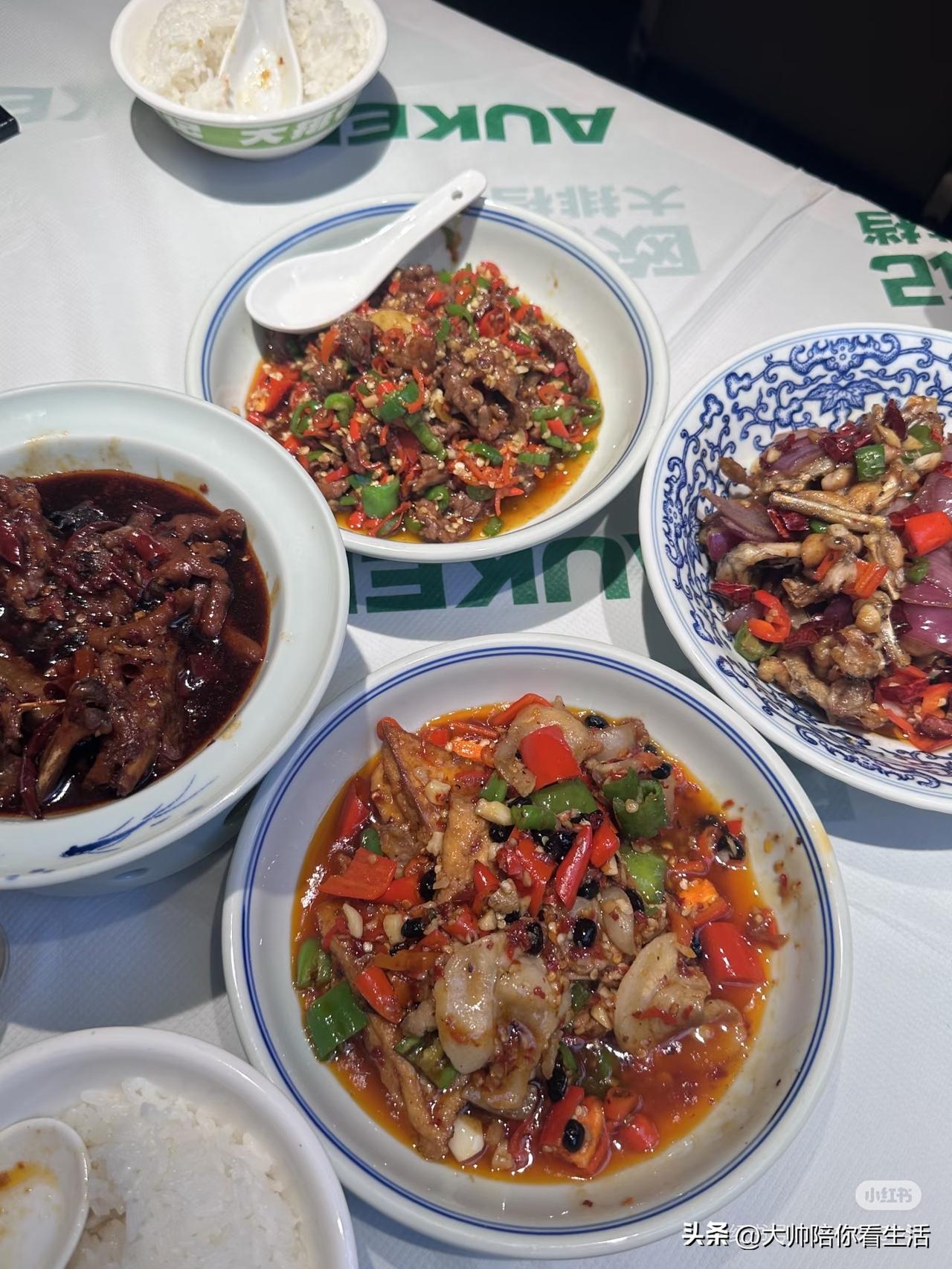 这世界，一半烟火，一半薄凉，一半无奈，一半希望。