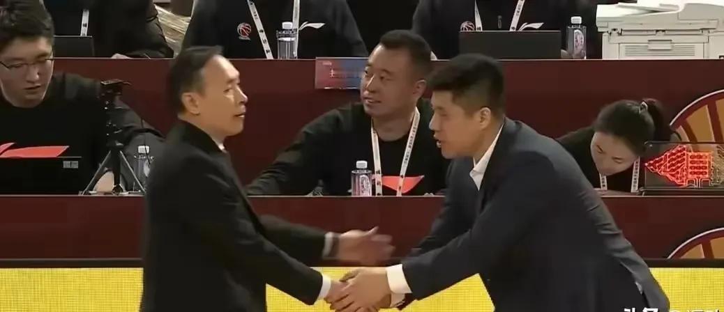 单看这张照片，你觉得是哪个队赢了？                       