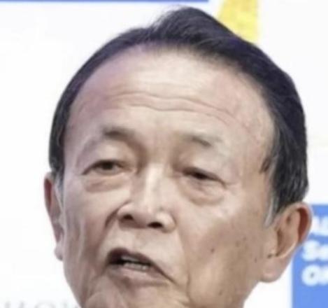 麻生太郎的这番话让无数日本人破防：高市早苗之所以会挑衅中国，并不是为了让你们的生