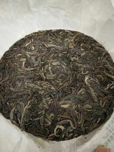 虚编树龄抬高价，私域行骗避监管；识破噱头弃炒作，守诚方稳茶业安。央视曝新型茶叶骗