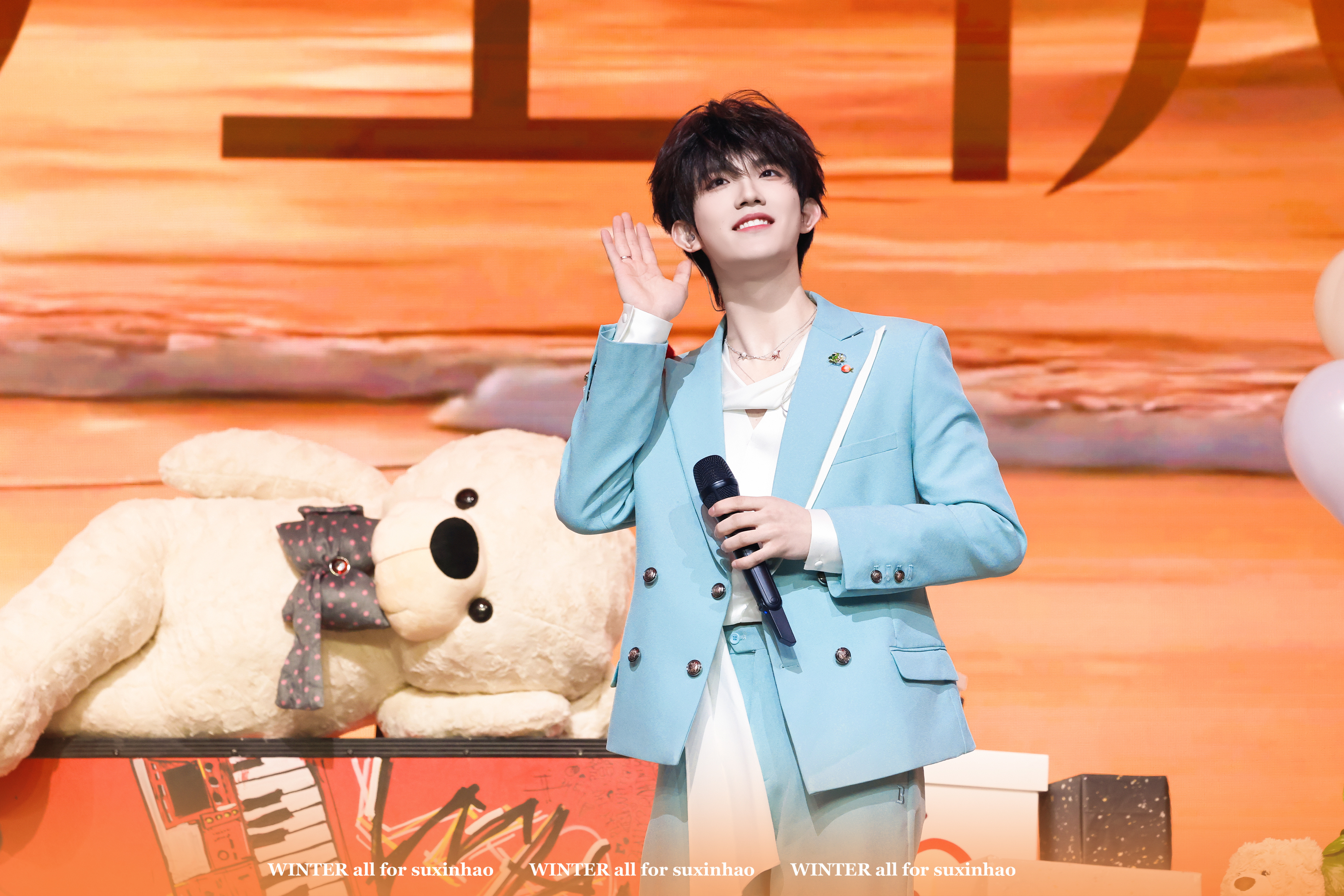 苏新皓好漂亮苏新皓拿苹果花 苏新皓散落的华服舞台