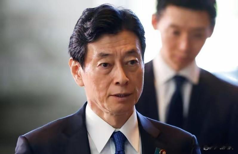 丢人丢到家了！日媒自己先憋不住开骂

西村康稔在日本政坛地位不低。
他是自民党核