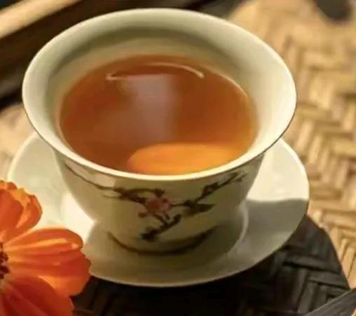 静静聆听花开的声响，远远眺望风儿拂过。轻轻从盒里拿出一片茶叶，置于清澈透亮的茶盏