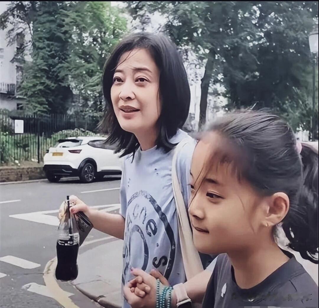 这个角度看过去，梅婷的女儿长得和她确实像，眼睛、鼻子、侧颜都很像，女儿扎着高马尾