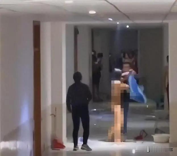 最近到底是怎么了？前有商场、奶茶店女性裸体，在内蒙古一所高校内，一名女子更是一丝