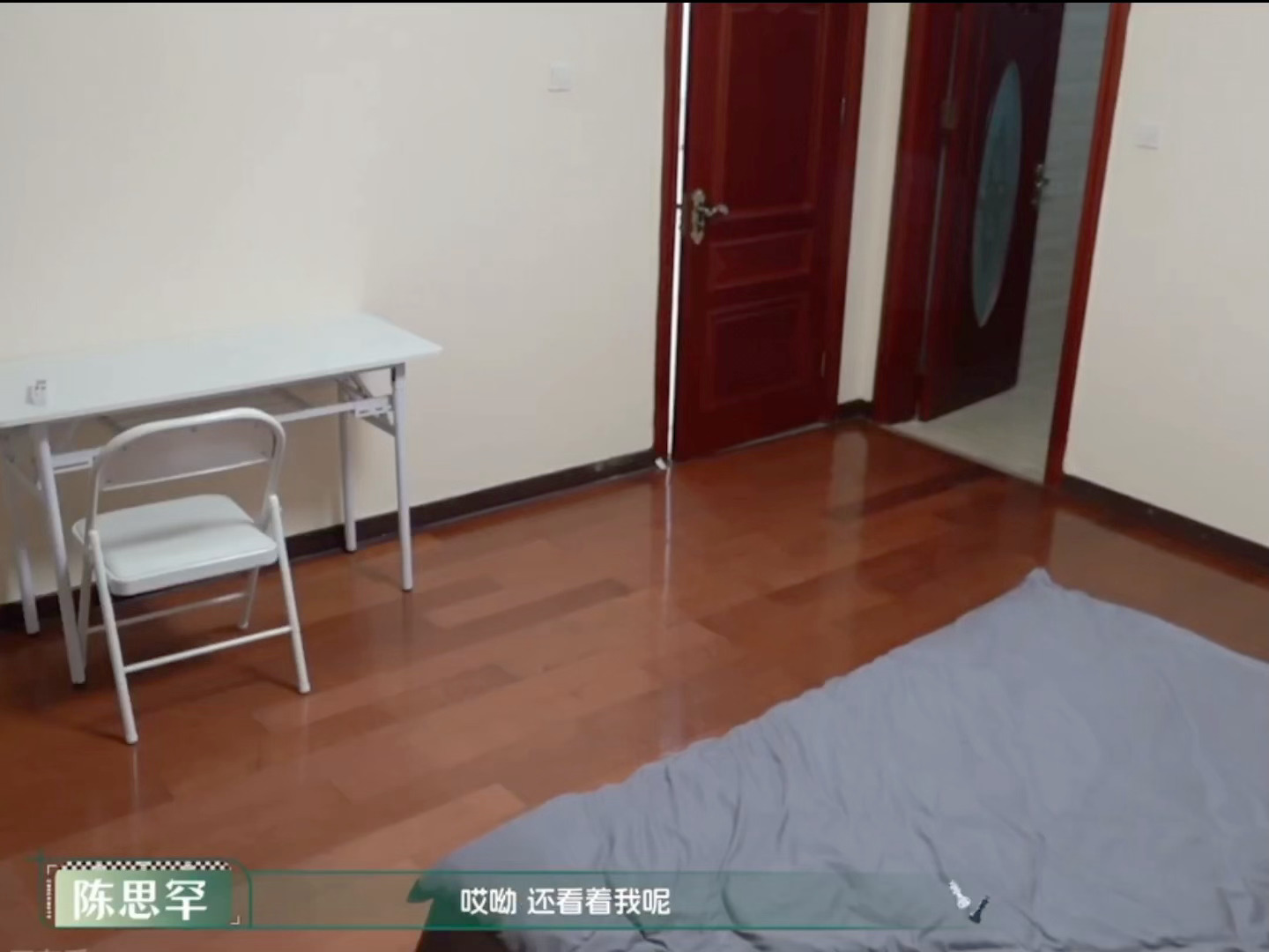 搁那儿萌萌地躲镜头觉得自己可聪明了，然后另一个视角p2 