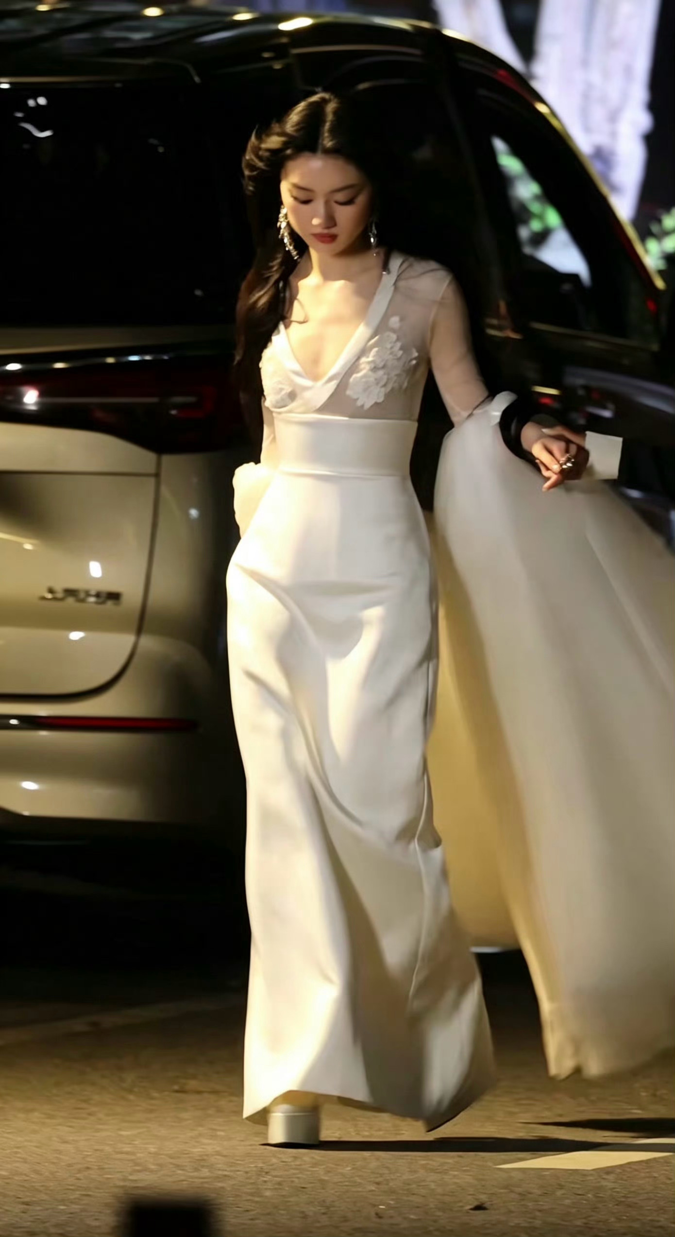 锤娜丽莎造型 百变大咖秀单依纯 知道你们想念单依纯的唱功了 那就期待明天国乐无双