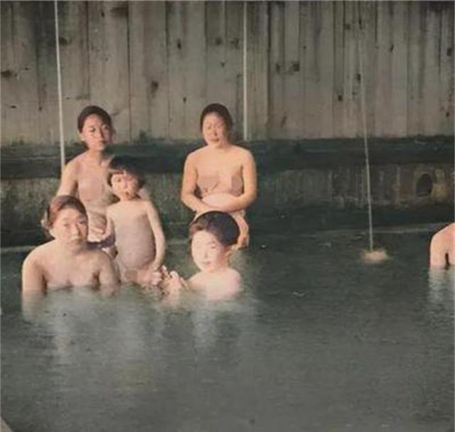 1900年，日本澡堂男女混浴，赤裸相对但丝毫不觉得尴尬。

温泉水，被视为疗愈的