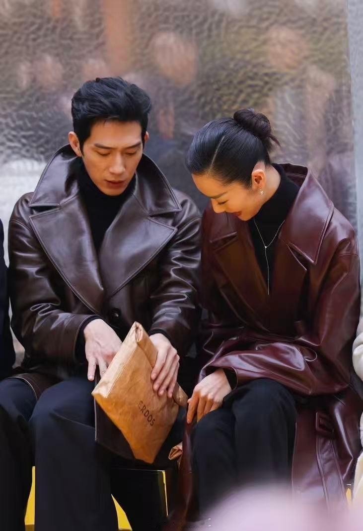 刘雯井柏然秀场合体刘雯井柏然情侣装合体告别同款情侣装！刘雯和井柏然在ERDOS大