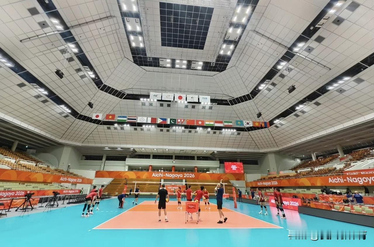 中国女排亚运会适应场地训练结束，明日12:00迎来亚运会小组赛首场比赛，对手是菲