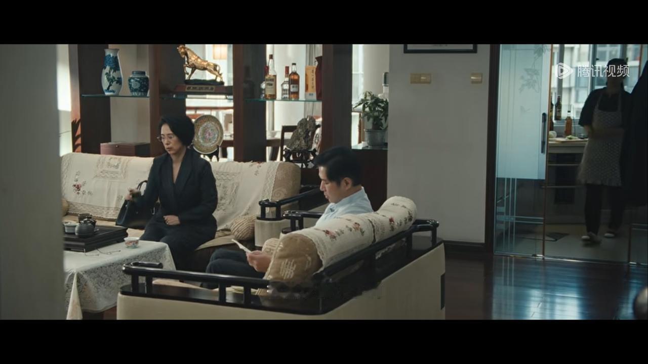 交锋强势不通情理的妈妈、只知道自己的工作的父亲，从小叛逆的小舟。潘教授一直都自以
