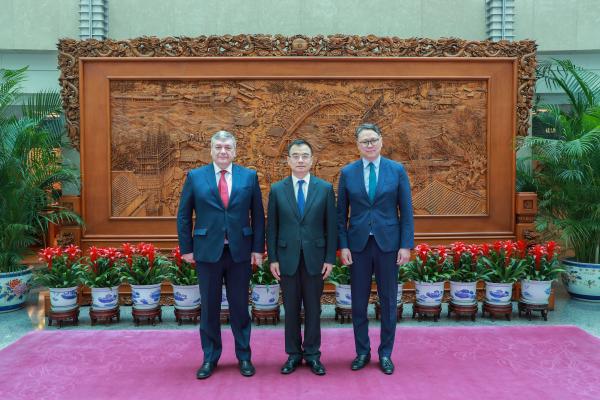邻国总理面临弹劾，外交官飞赴北京参与重要活动

蒙古国实行半总统制，总统由全民直