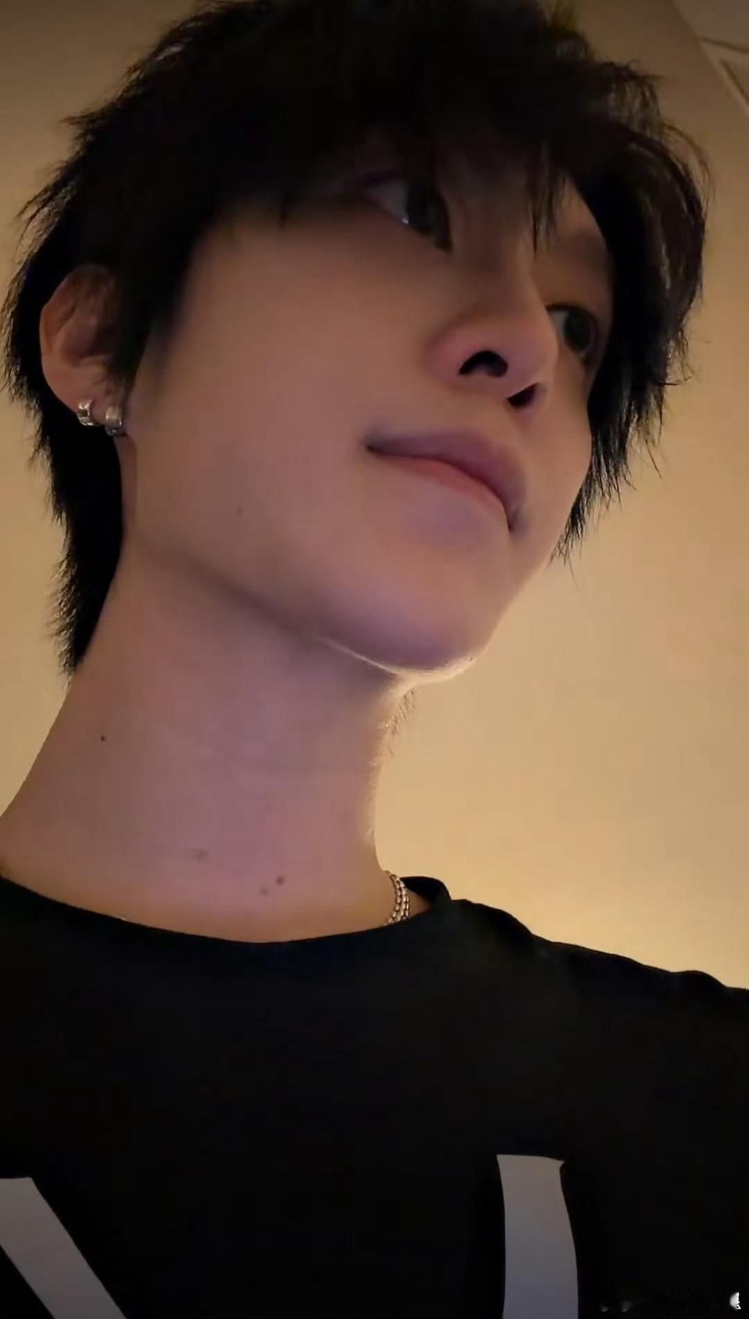 范丞丞没胖但肌肉快掉没了我不行了这个fcc怎么红成这样！！直播一会上了好几个热搜
