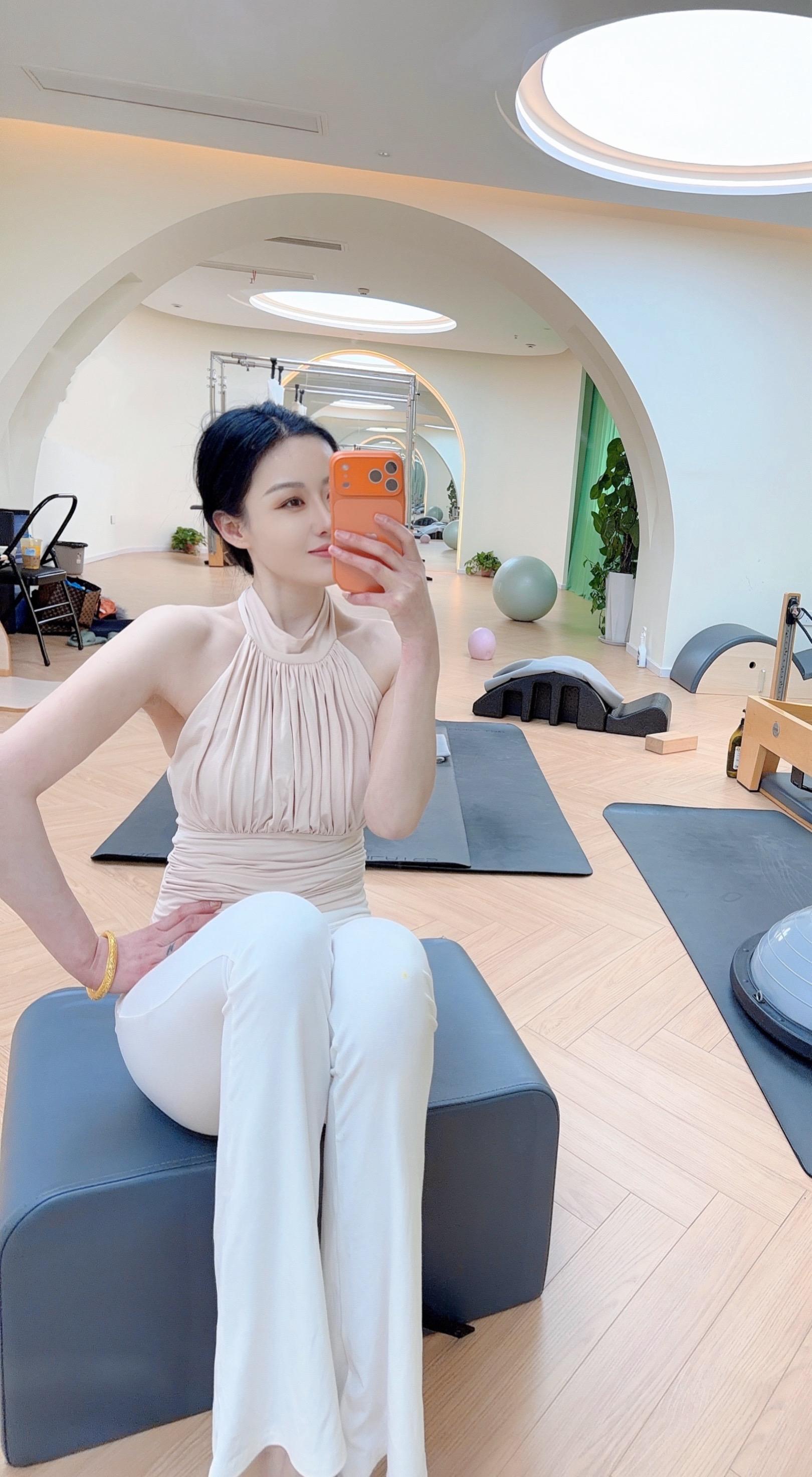 总想做个连头发丝都温柔的女人，一个女人需要明白的是你的气质比年龄重要...