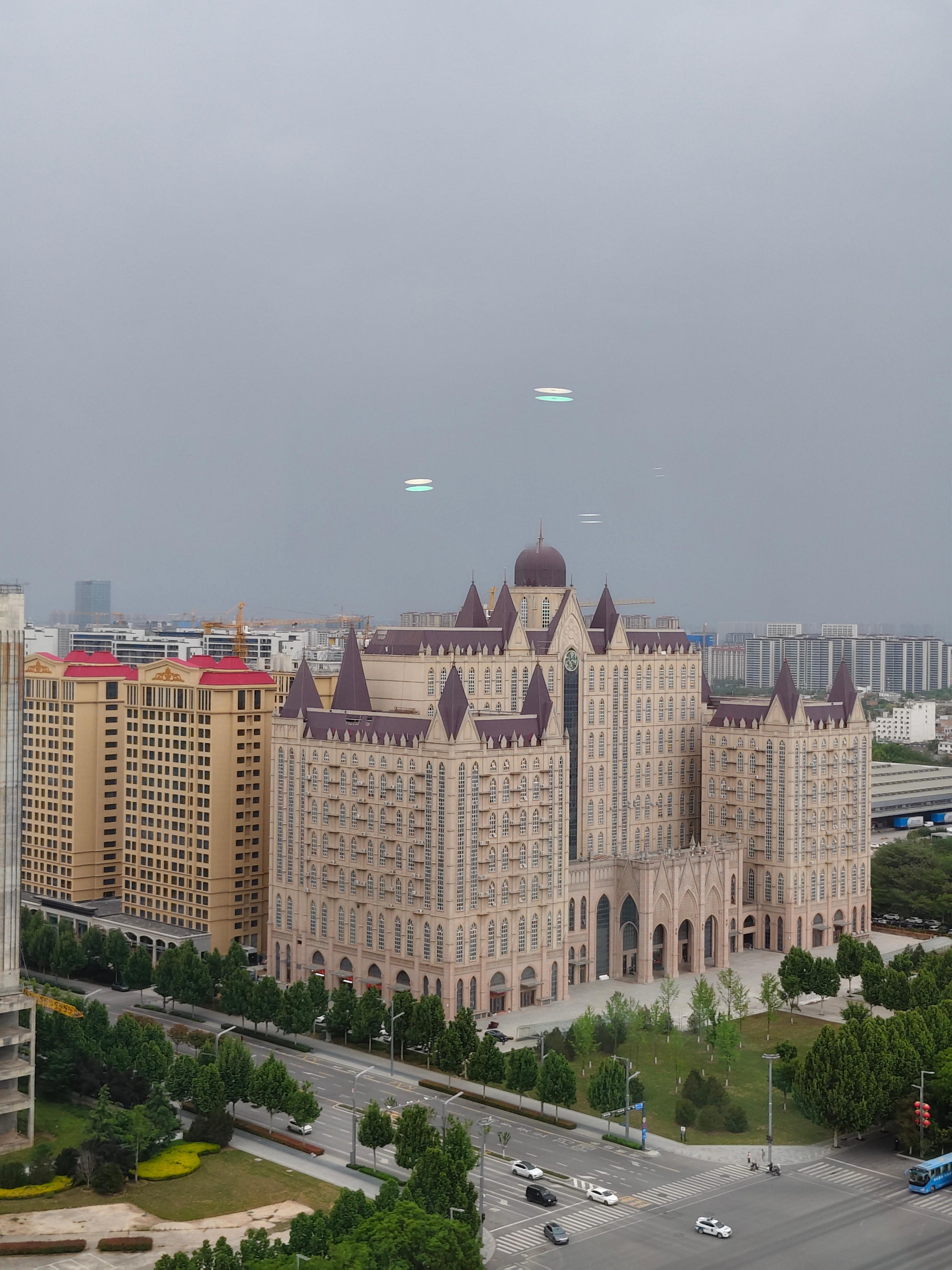 刚才还是晴空万里，眨眼之间已是乌云密布，🌧️。 