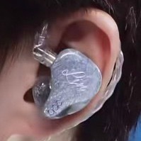 他的耳返 ​​​
