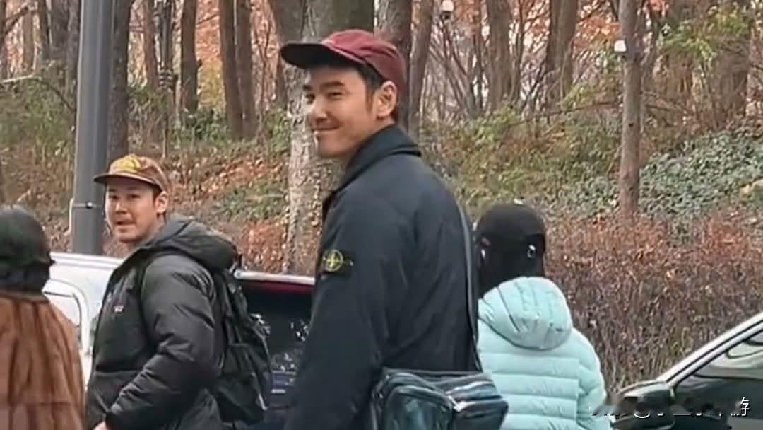 中国台湾男星阮经天近日被网友在韩国首尔巧遇，身旁跟着一位身穿浅蓝色羽绒外套的年轻