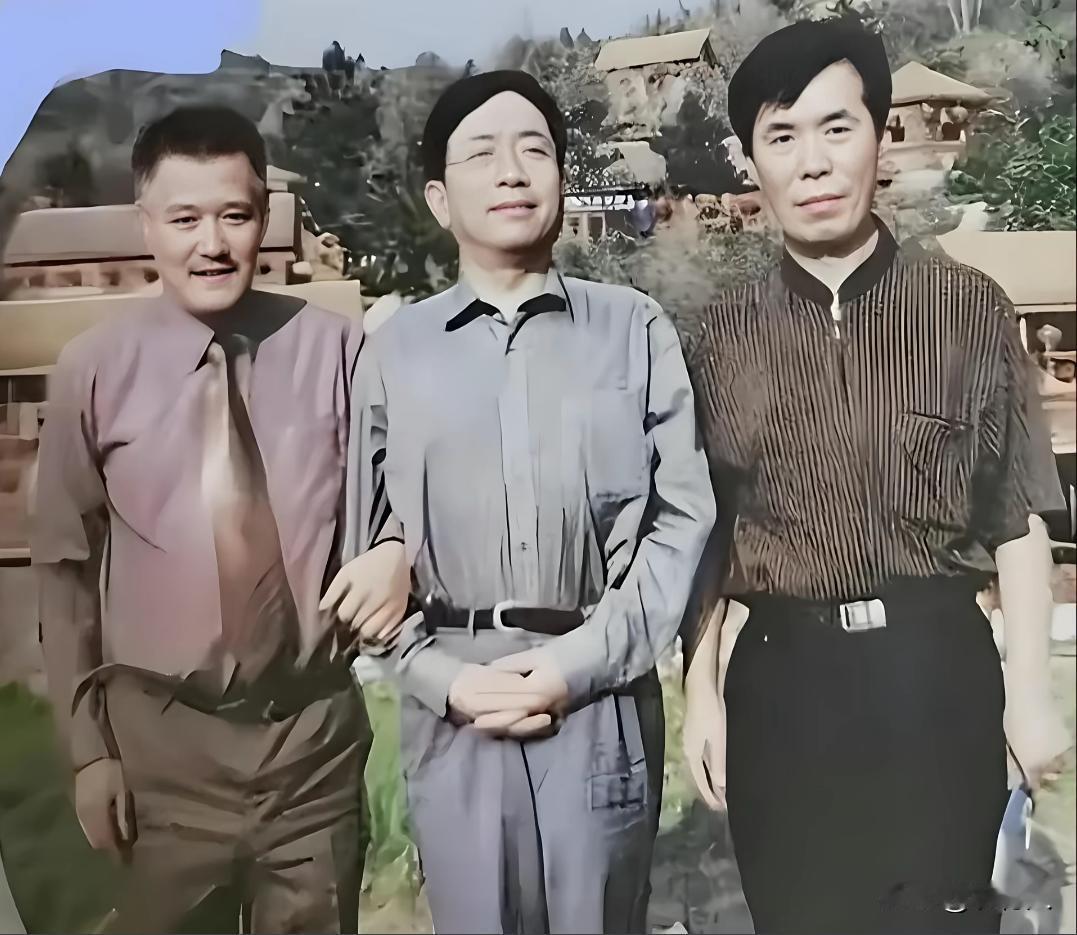 2000年赵本山和余秋雨小品的核心创作者何庆魁在一起的珍贵留念。