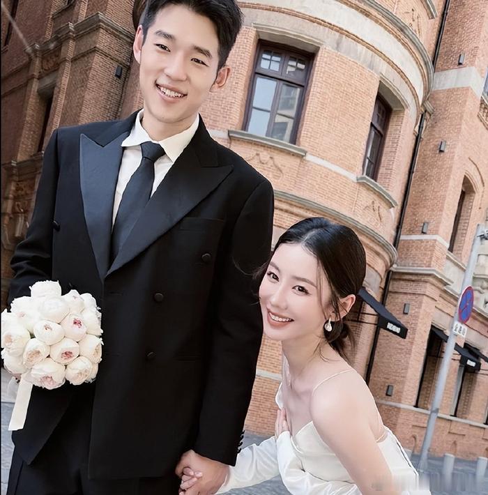 恭喜！中国男篮28岁后卫婚纱照曝光：妻子高挑美丽，真是郎才女貌
中国男篮国手、浙
