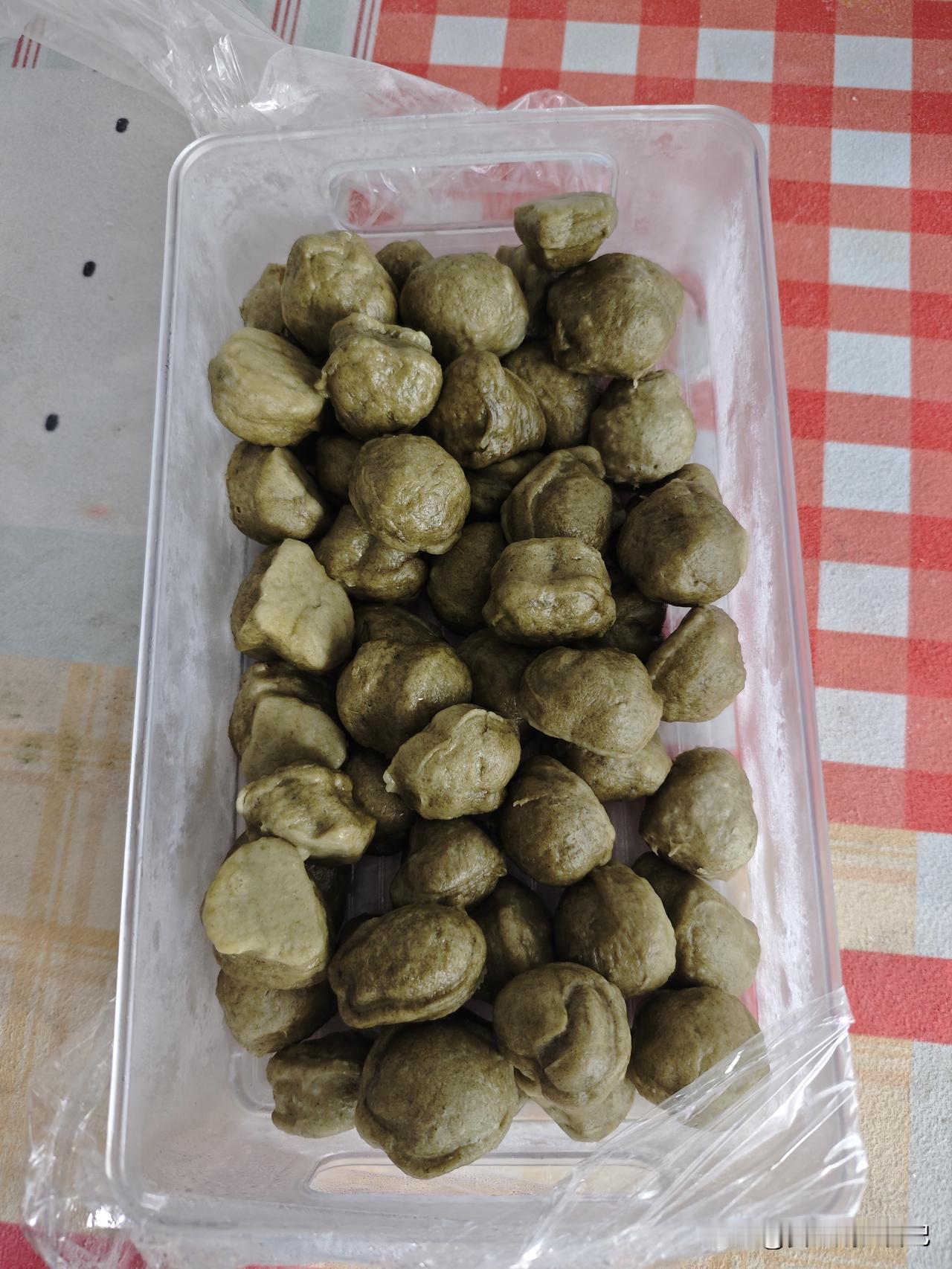 给10个月的宝宝蒸的菠菜小馒头，宝宝很喜欢吃！一口一个软乎乎，淡淡的菠菜清甜裹着