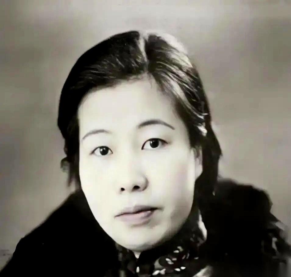 许广平在1968年临终前死死交代儿子周海婴一件事：自己死后绝不要葬到鲁迅墓旁，骨