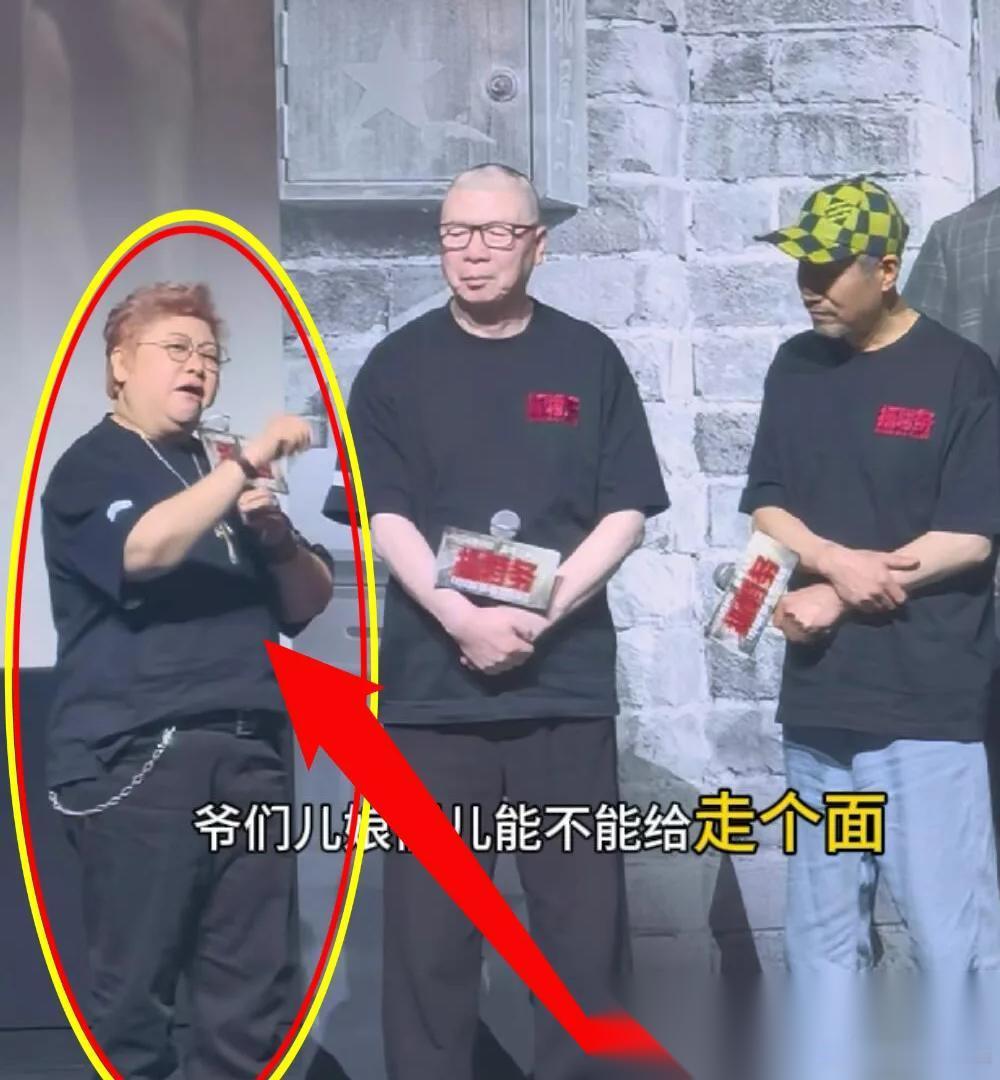 人到了一定年纪， 千万不要瞎折腾！ 不然就会韩红一样，54岁的年纪因为一次站台直
