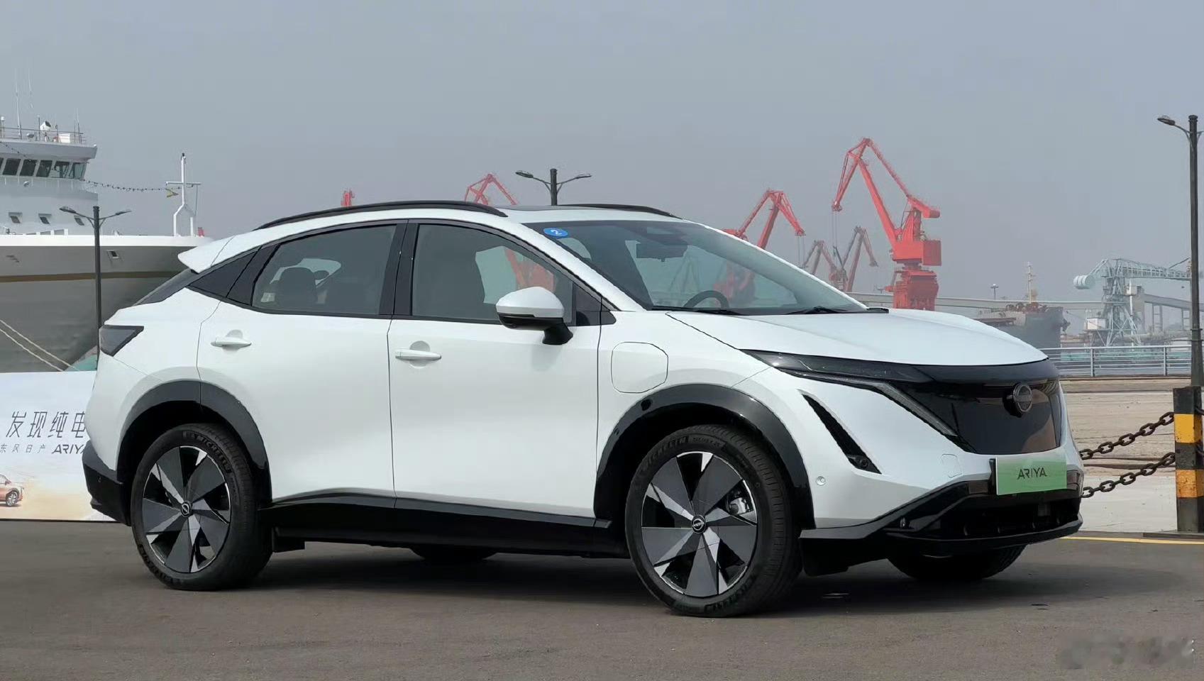 参加东风日产NX8发布会时看见一辆日产艾睿雅，路上很少见可惜了这车在当年的合资品