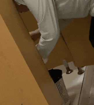 太恶心了！上海，一女子到加油站加油，顺便去上厕所，可刚走进女厕，就发现个鬼鬼祟祟