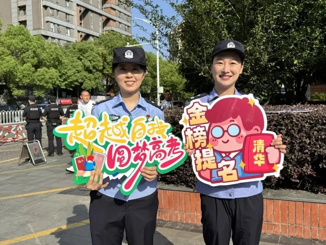 笑靥如花，也遮不住错别字啊！
考生凭着思维惯性，会把你手里牌牌上的字当成考题的，