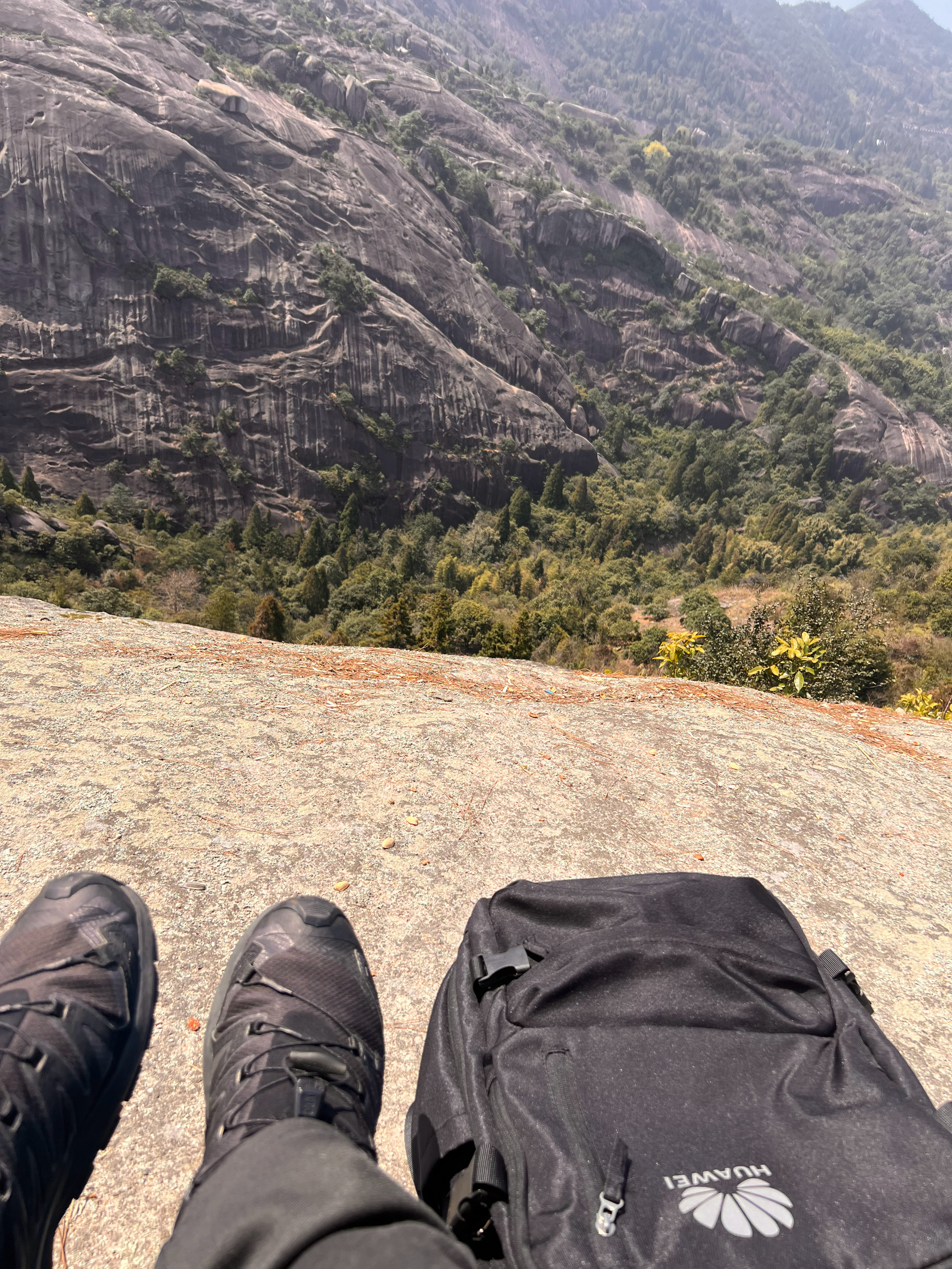 分享：面对权势，人们总忍不住放低自己，但越是这样，别人越不把你当回事。记住：不卑