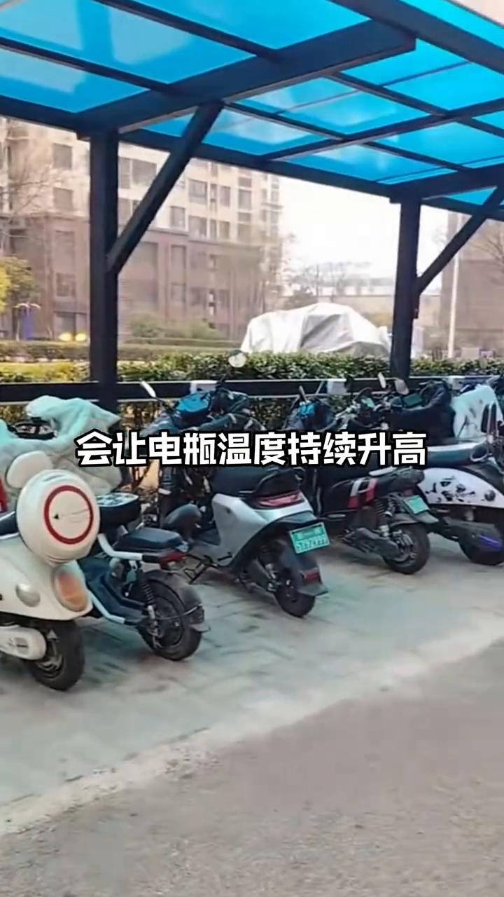 一个不起眼的小动作可能随时危及生命。网友骑完电瓶车随手就插上了电源充电，没成想电