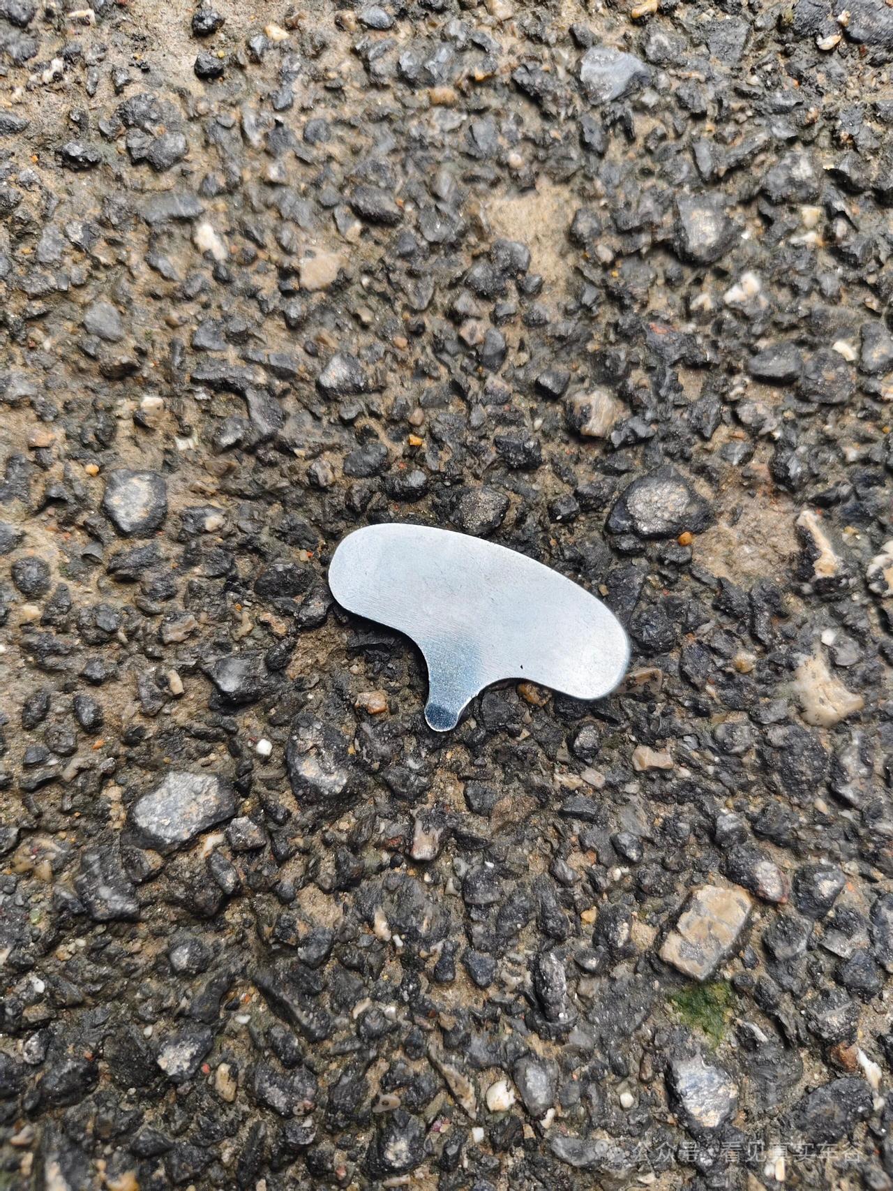 下班路上捡到这么个小物件
全网知道它是干嘛的应该不多
.