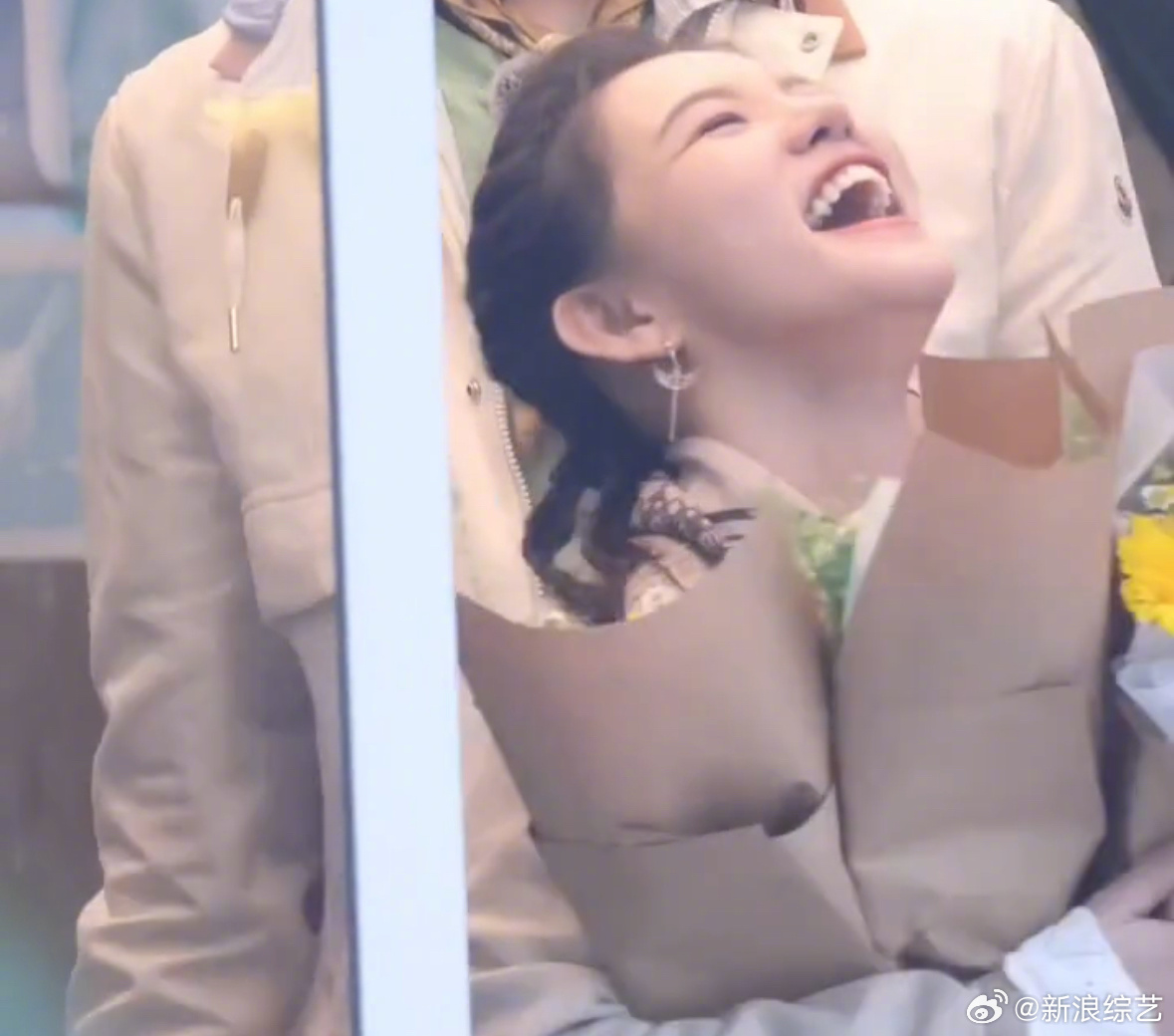 谢依霖36岁被6个帅哥庆生 这是什么公主待遇啊！在《风华合伙人》录制期间迎来36