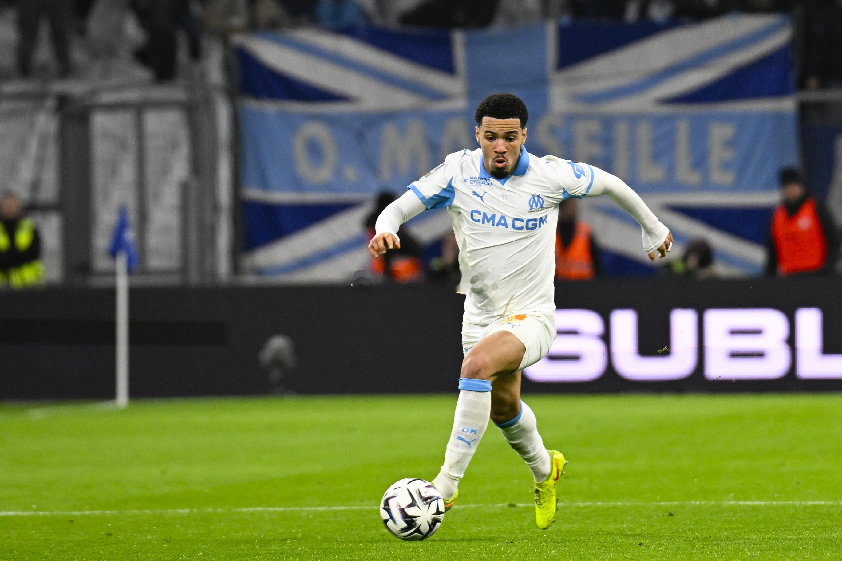 镜报：恩瓦内里铲抢导致对手脚踝变形，对方主帅不满裁判仅给黄牌足球 2月4日讯 据