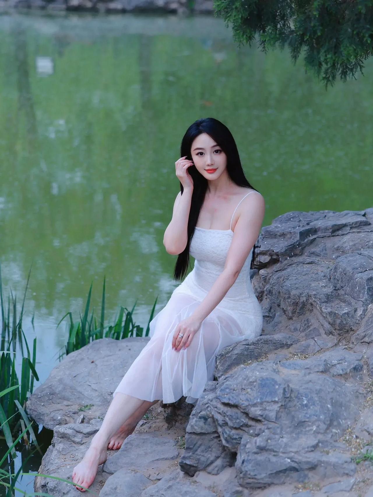 上联：一湖翠色，衬得仙姿如画
下联：几缕清风，携来素影成诗
对联 对对联飞花令