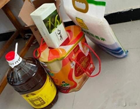 退休阿姨的中秋纠结：拎油进门怕丢面子？