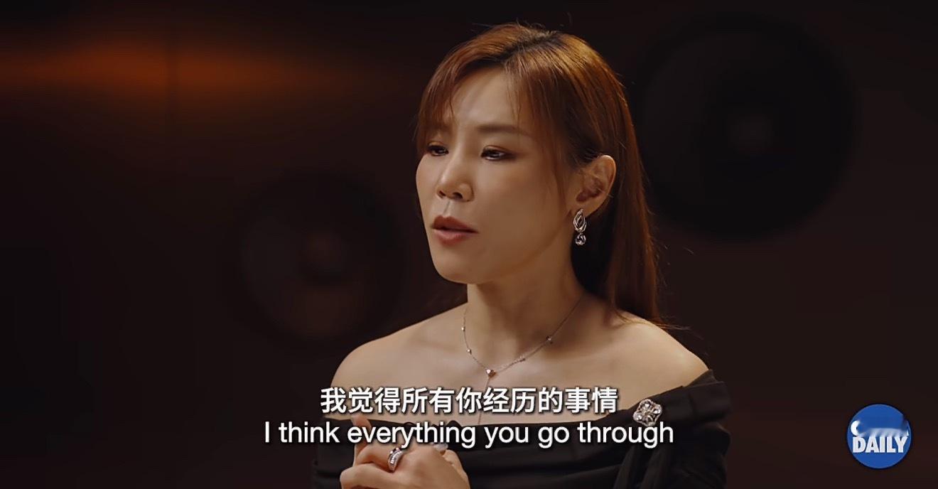 李佳薇说要坚持把中华文化唱下去李佳薇表示中国民歌赋予了她最初的音乐启蒙与正能量的