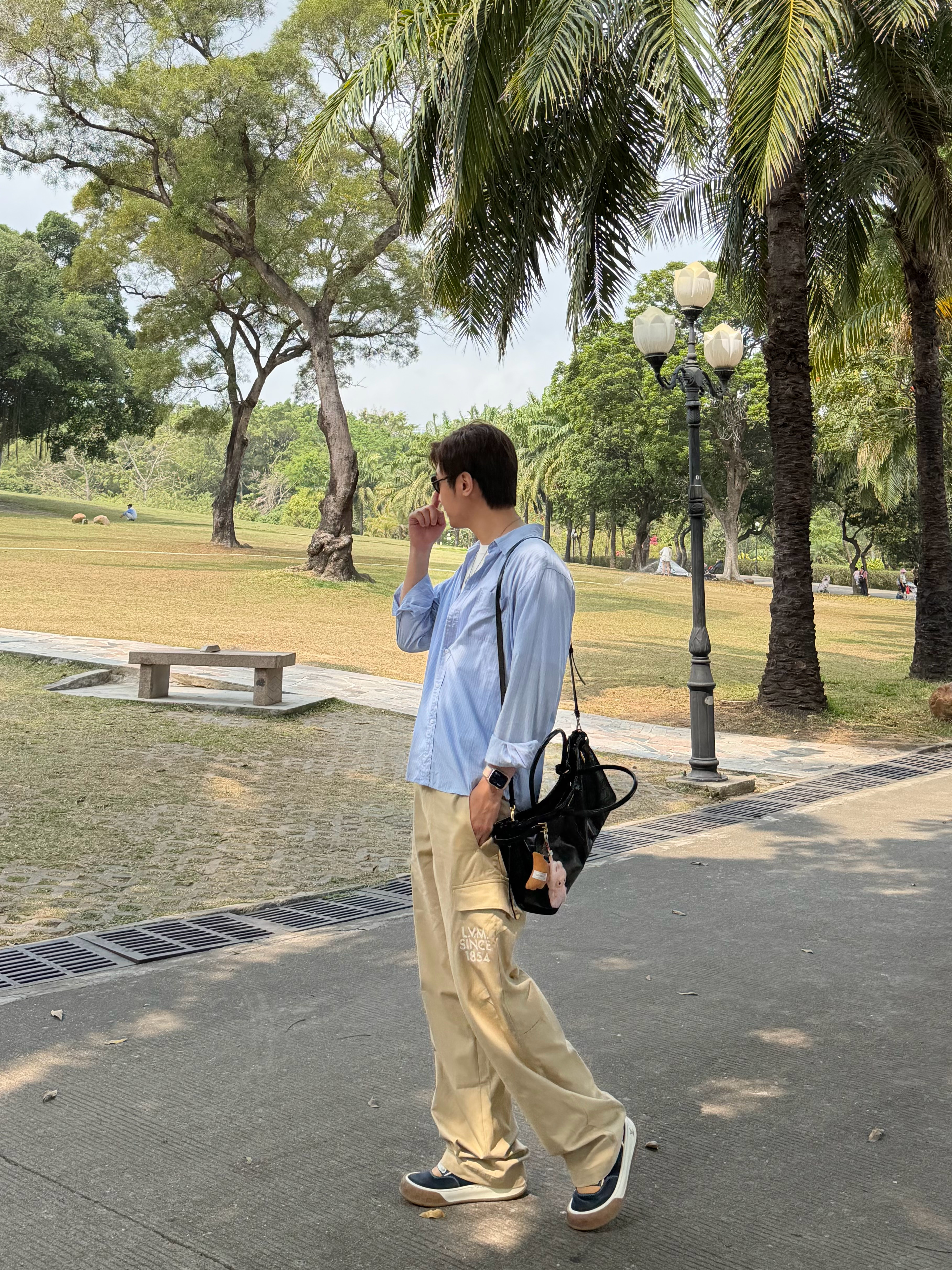 这段时间深圳的天气是真的不错今天刚刚好外拍，随手拍一下我的OOTD好了 深圳·中