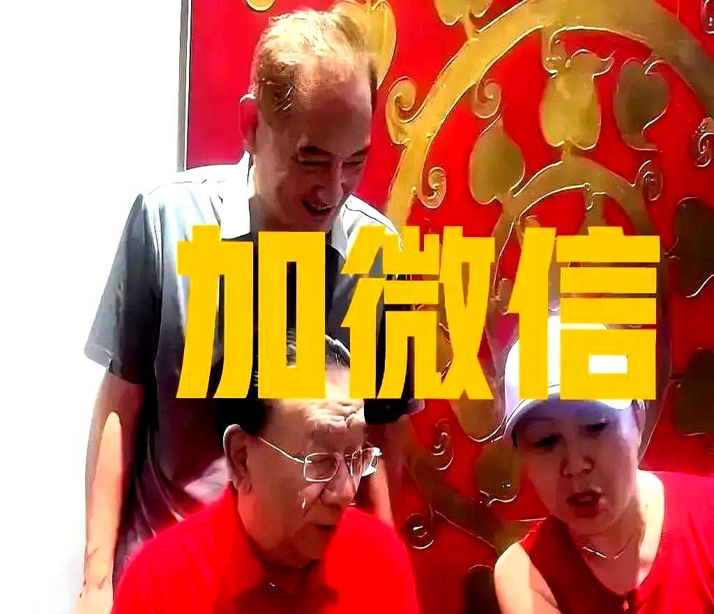 谢雷直播爆料，说他去拜访师父侯耀华，结果被晾在一边。
侯耀华对徒弟和徒弟媳妇的态