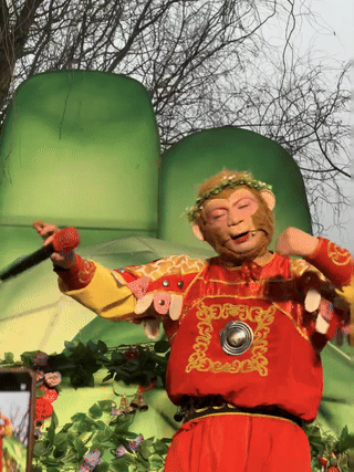 一个普通人从苦难里长出来的筋骨。不渲染悲伤，只默默把“万一”挡在身后。雪饼猴说假