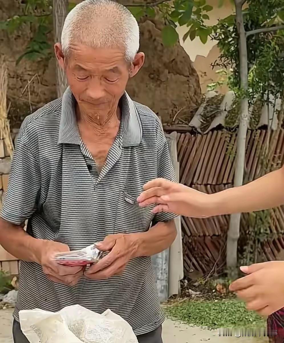 陕西一女子去山里收酸枣，在路边看见一位60多岁的大叔正坐在地上吃干粮，女子赶紧上