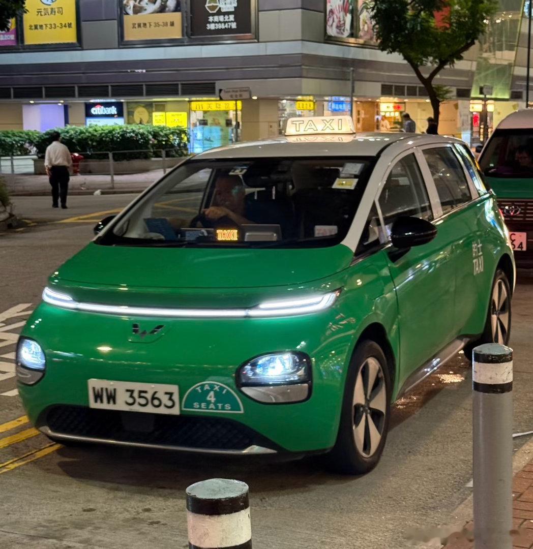 香港街頭的五菱寶駿新界電動的士🚖香港五菱云朵五菱